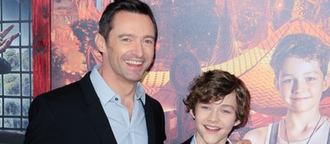 Hugh Jackman y Levi Miller en el estreno de 'Pan'