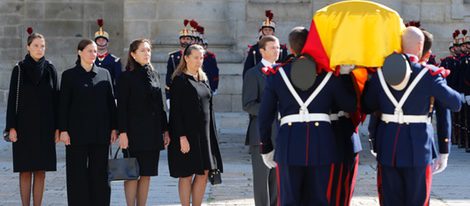 Los hijos del Infante Carlos frente el féretro del Duque de Calabria