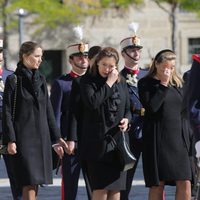 Las hijas del Duque de Calabria llorando en su funeral