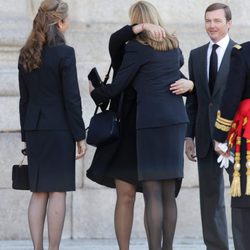 Las Infantas Elena y Cristina dan el pésame a los hijos del Duque de Calabria en su funeral