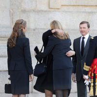 Las Infantas Elena y Cristina dan el pésame a los hijos del Duque de Calabria en su funeral