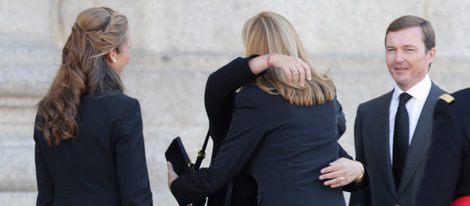 Las Infantas Elena y Cristina dan el pésame a los hijos del Duque de Calabria en su funeral