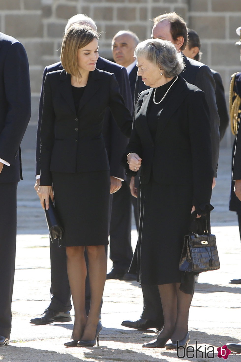 La Reina Letizia con Ana de Orleans en el funeral del Duque de Calabria