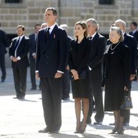 Los Reyes Felipe y Letizia con Ana de Francia en el funeral del Duque de Calabria