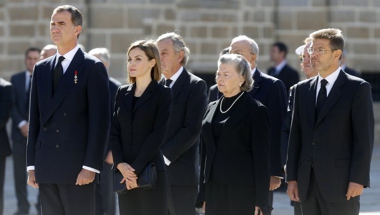 Los Reyes Felipe y Letizia con Ana de Francia en el funeral del Duque de Calabria