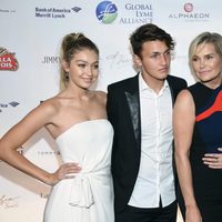 Gigi, Anwar y Bella Hadid junto a su madre en la gala Global Lyme Alliance