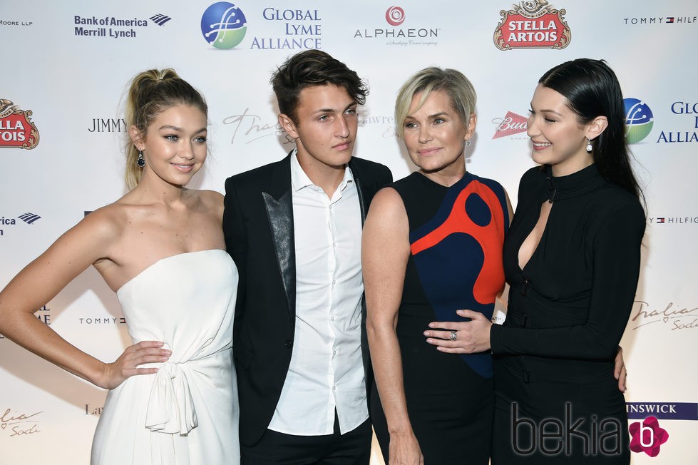 Gigi, Anwar y Bella Hadid junto a su madre en la gala Global Lyme Alliance