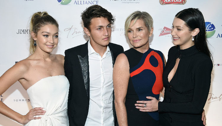 Gigi, Anwar y Bella Hadid junto a su madre en la gala Global Lyme Alliance