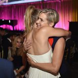 Gigi Hadid abraza a su madre en la gala Global Lyme Alliance