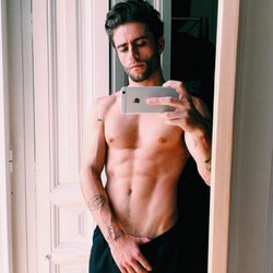 Pelayo Díaz con el torso desnudo