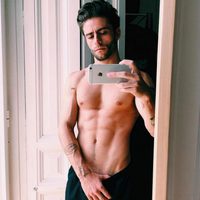 Pelayo Díaz con el torso desnudo