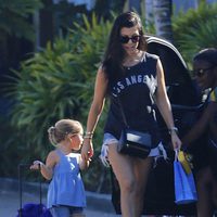 Penelope Disick con su madre Kourtney Kardashian