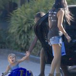 Penelope Disick, hija de Kourtney Kardashian, en el suelo tras su caída