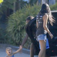 Penelope Disick, hija de Kourtney Kardashian, en el suelo tras su caída