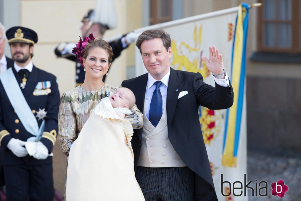 Magdalena de Suecia y Chris O'Neill con su hijo en el bautizo de Nicolás de Suecia