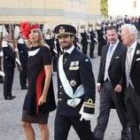 Los padrinos Natascha Aspenberg und Traun y el Príncipe Carlos Felipe en el bautizo de Nicolás de Suecia