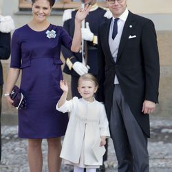 Los príncipes Daniel y Victoria de Suecia con su hija Estela en el bautizo de Nicolás de Suecia