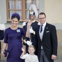 Los príncipes Daniel y Victoria de Suecia con su hija Estela en el bautizo de Nicolás de Suecia