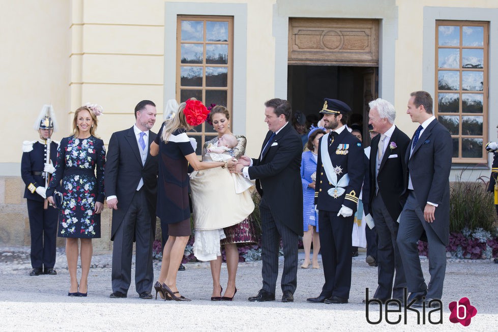 Familiares y amigos en el bautizo de Nicolás de Suecia