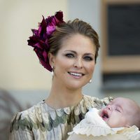 La princesa Magdalena de Suecia sujetando a su hijo Nicolás de Suecia en su bautizo