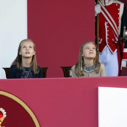 La Princesa Leonor y la Infanta Sofía mirando al cielo en el Día de la Hispanidad 2015