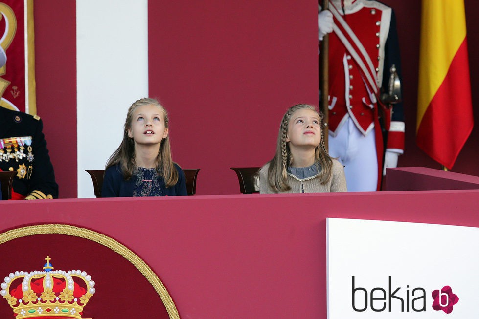 La Princesa Leonor y la Infanta Sofía mirando al cielo en el Día de la Hispanidad 2015