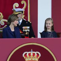 La Reina Letizia habla con la Princesa Leonor y la Infanta Sofía en el Día de la Hispanidad 2015