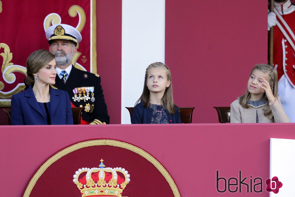 La Reina Letizia, la Princesa Leonor y la Infanta Sofía en el Día de la Hispanidad 2015