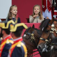 La Princesa Leonor y la Infanta Sofía, muy curiosas en el Día de la Hispanidad 2015