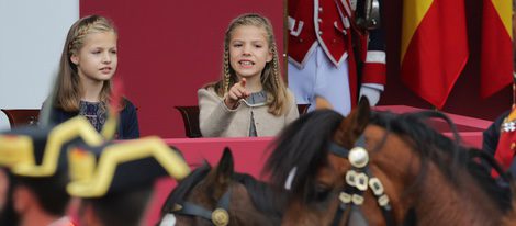 La Princesa Leonor y la Infanta Sofía, muy curiosas en el Día de la Hispanidad 2015