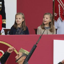 La Princesa Leonor y la Infanta Sofía, muy sonrientes en el Día de la Hispanidad 2015