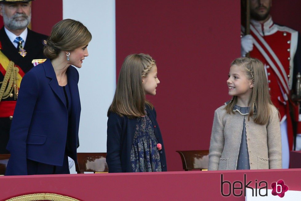 La Reina Letizia, la Princesa Leonor y la Infanta Sofía bromeando en el Día de la Hispanidad 2015