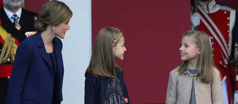 La Reina Letizia, la Princesa Leonor y la Infanta Sofía bromeando en el Día de la Hispanidad 2015