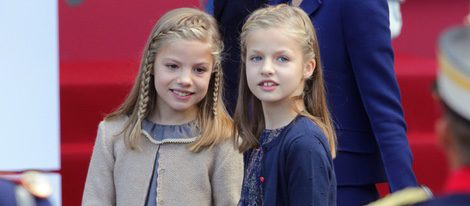 La Princesa Leonor y la Infanta Sofía en el Desfile Militar del Día de la Hispanidad 2015