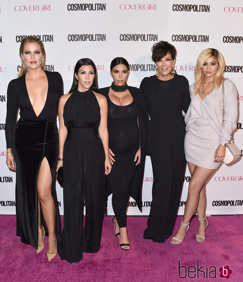 Kris, Kourtney, Kim, Khloe y Kendall en la fiesta 50 aniversario de Cosmopolitan