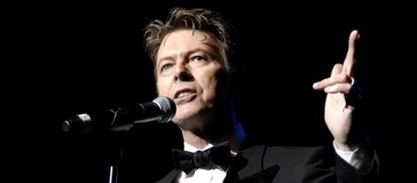 David Bowie orquestando uno de sus últimos conciertos