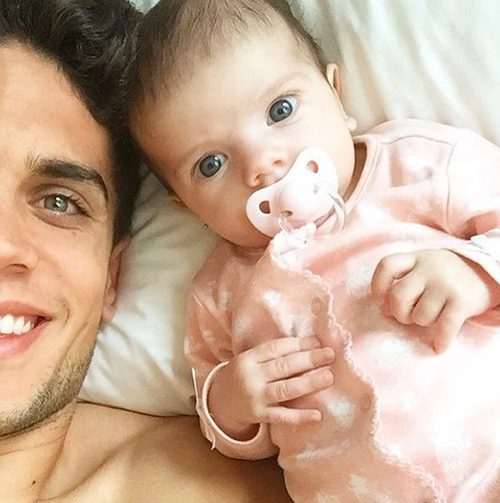 Marc Bartra posa con una sonrisa con su hija Gala