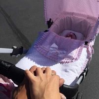 Primer paseo de Tamara Gorro y Ezequiel Garay con su hija Shaila