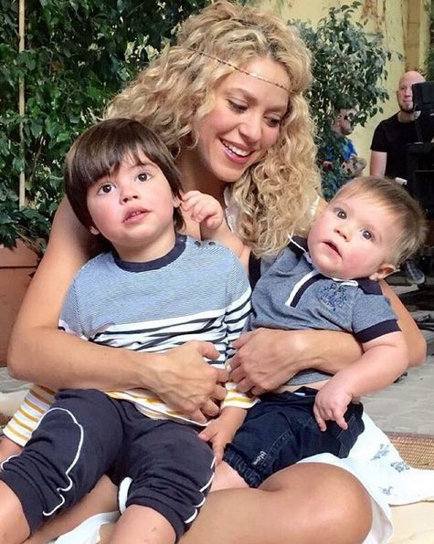 Shakira promocionando el videojuego 'Love Rocks' con sus hijos Milan y Sasha