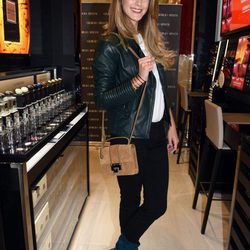 Astrid Klisans en la presentación de una tienda de Giorgio Armani Beauty