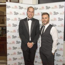 El Príncipe Guillermo de Inglaterra y Gary Barlow en una gala benéfica en Londres