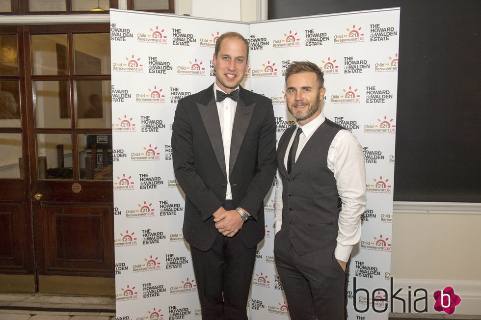 El Príncipe Guillermo de Inglaterra y Gary Barlow en una gala benéfica en Londres