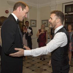 Gary Barlow saludando a Guillermo de Inglaterra en una gala benéfica