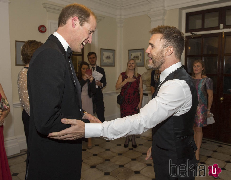 Gary Barlow saludando a Guillermo de Inglaterra en una gala benéfica