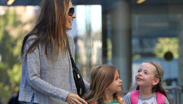 Sarah Jessica Parker con sus hijas Loretta y Thabita camino del colegio