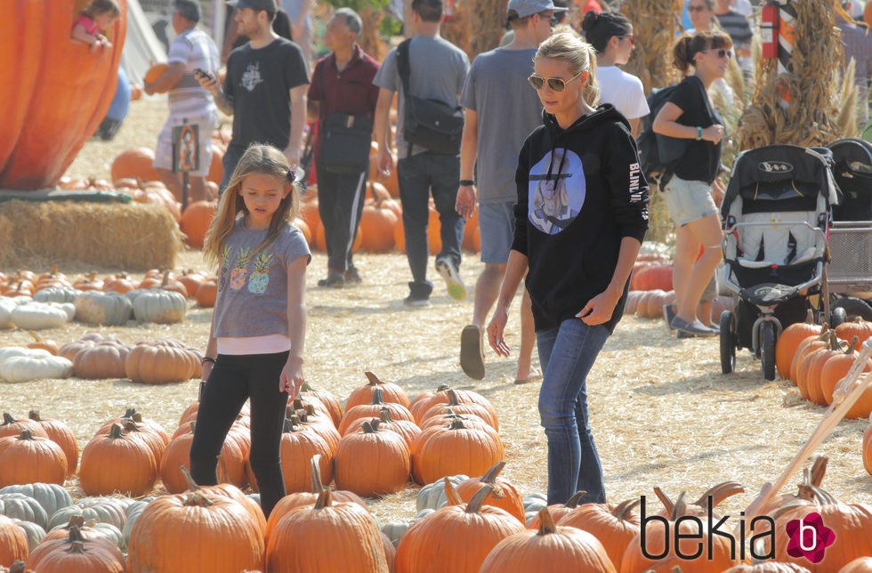 Heidi Klum con su hija Leni buscando las calabazas para Halloween 2015