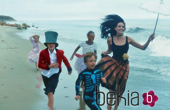 Angelina Jolie acompañada de sus hijos en una divertida sesión fotográfica