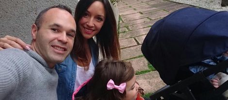 Andrés Iniesta y Anna Ortíz disfrutando de la tarde del domingo junto a sus hijos