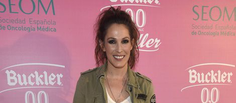 Malú en un acto solidario por el Día Mundial contra el Cáncer de Mama 2015