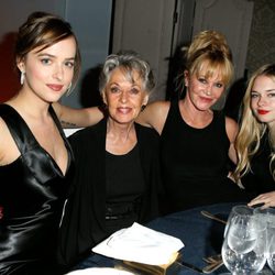 Melanie Griffith, Tippi Hedren, Dakota Johnson y Stella del Carmen en la cena de los premios ELLE